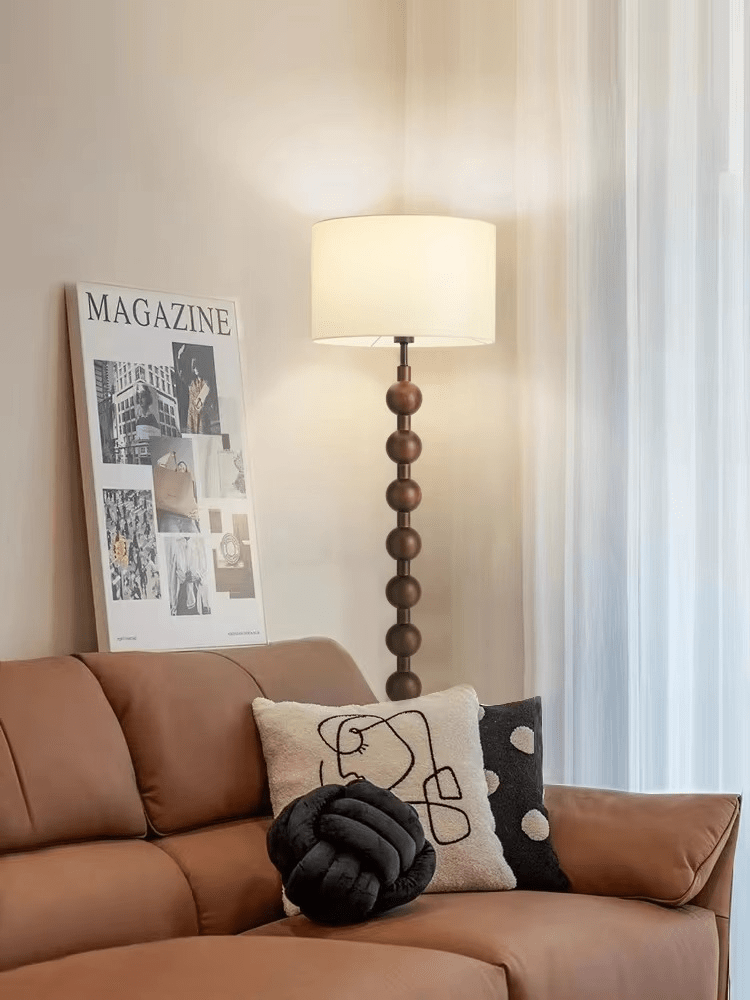 Lampa podłogowa w stylu Japandi z drewnianą konstrukcją i gwintem E27