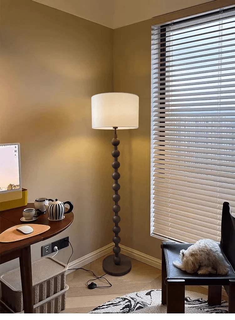 Lampa podłogowa w stylu Japandi z drewnianą konstrukcją i gwintem E27