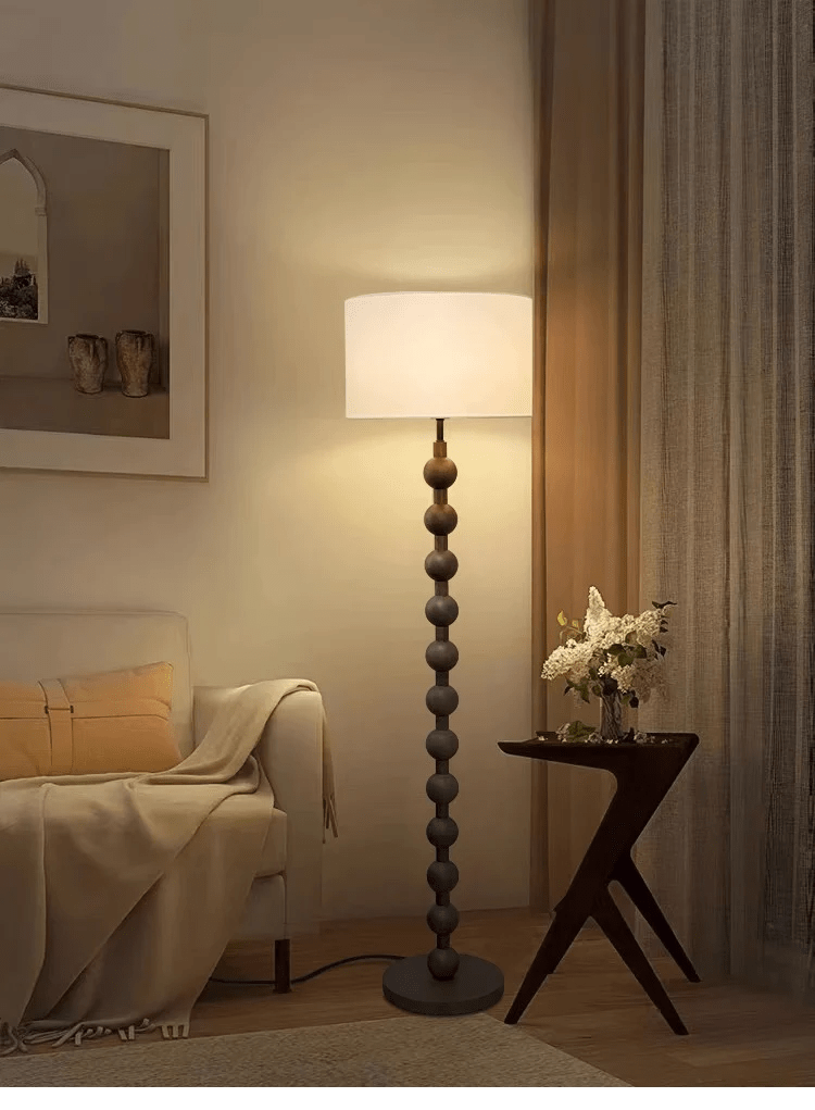 Lampa podłogowa w stylu Japandi z drewnianą konstrukcją i gwintem E27