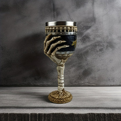 Dekorativní pohár ve tvaru kostlivé ruky
