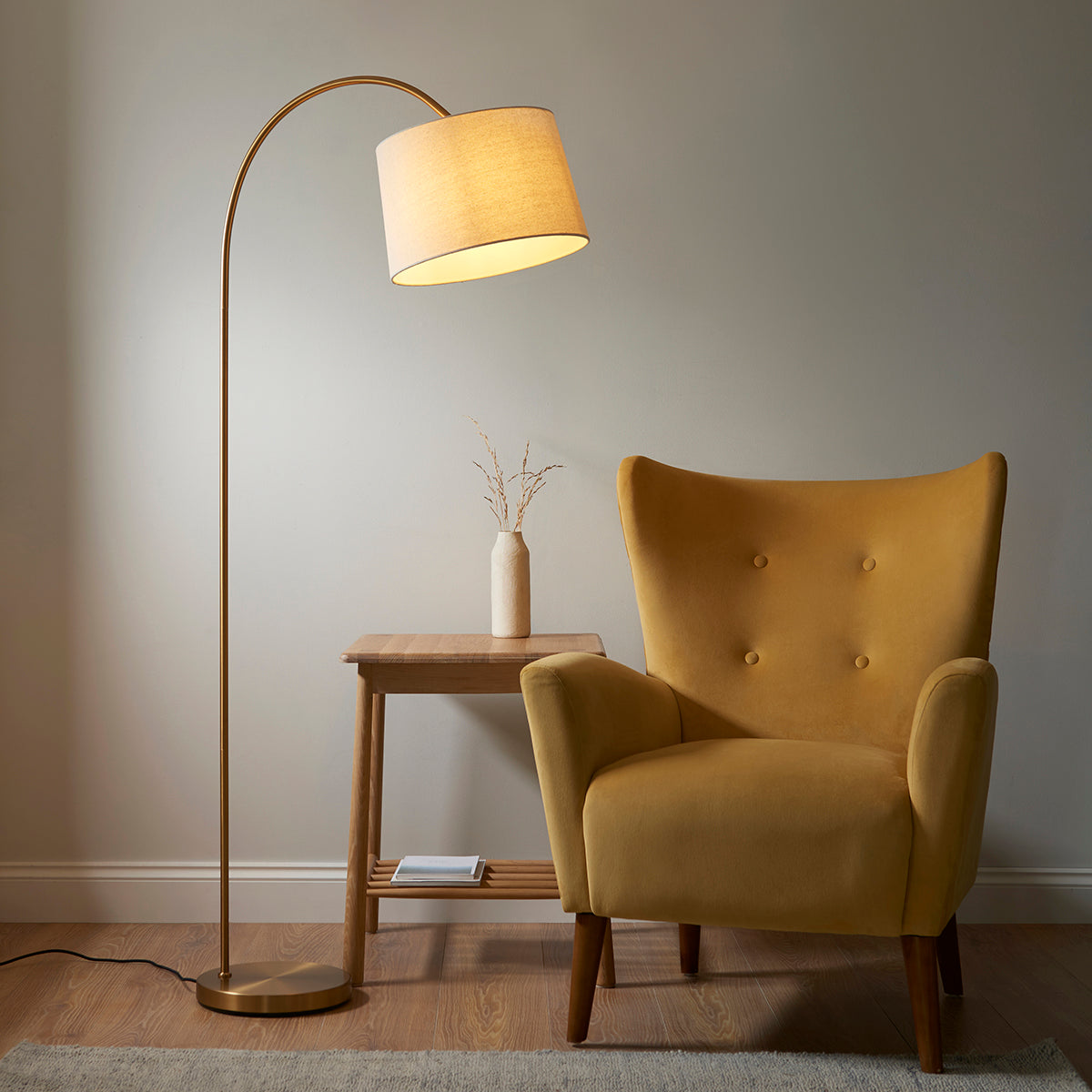 Oblouková stojací lampa