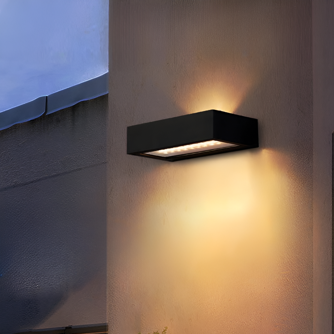 Lampa ścienna z czujnikiem ruchu