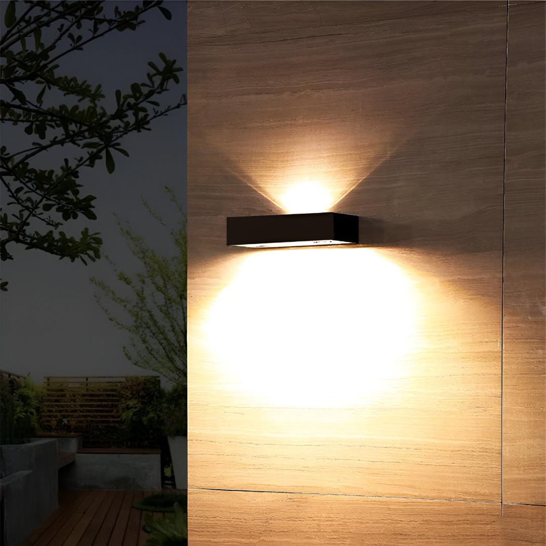 Lampa ścienna z czujnikiem ruchu