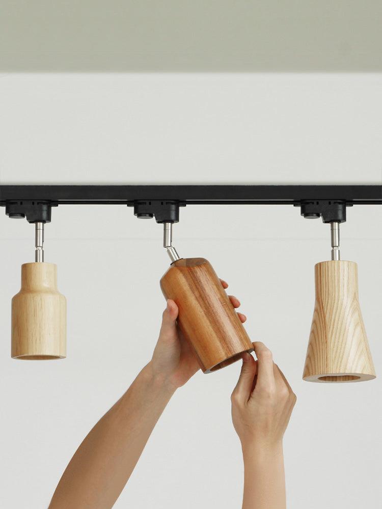 Lampa szynowa z drewnianymi kloszami