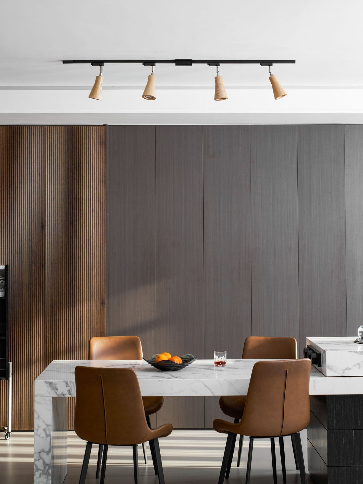 Lampa szynowa z drewnianymi kloszami