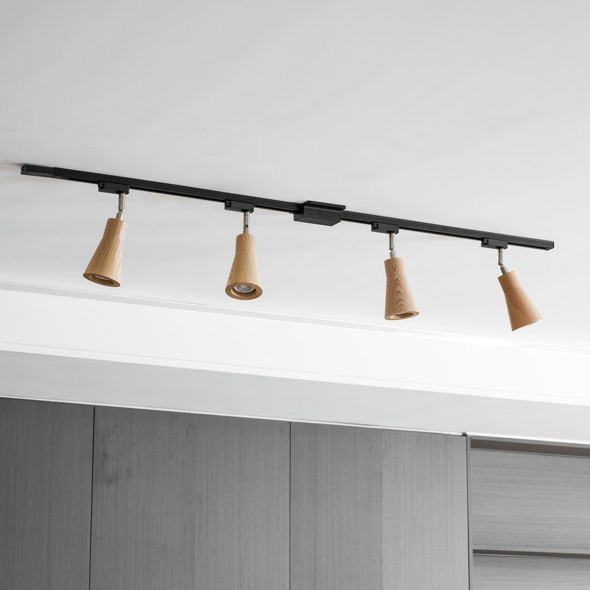 Lampa szynowa z drewnianymi kloszami
