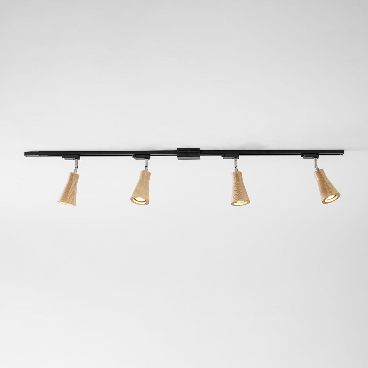 Lampa szynowa z drewnianymi kloszami