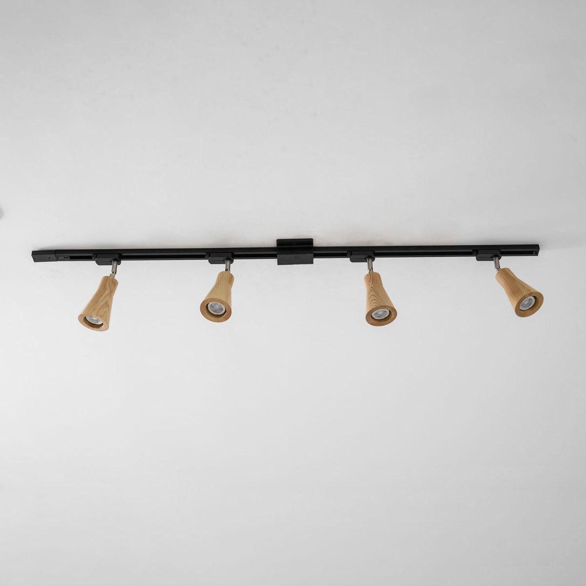 Lampa szynowa z drewnianymi kloszami