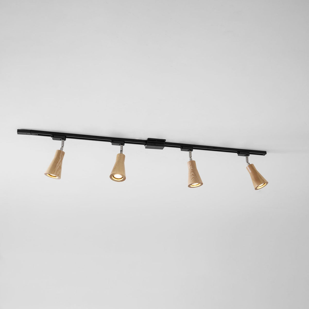 Lampa szynowa z drewnianymi kloszami