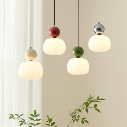 Lampa wisząca z kolorową kulą