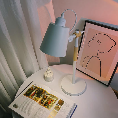 Desk lamp with adjustable shade