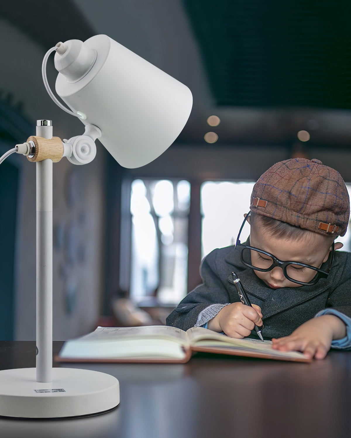 Desk lamp with adjustable shade