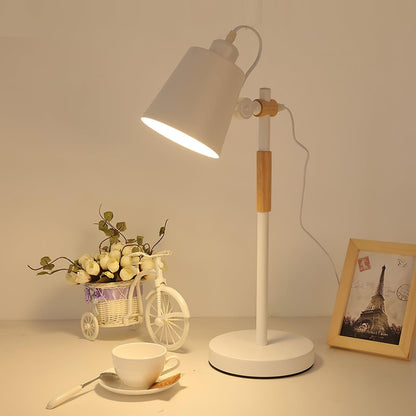 Desk lamp with adjustable shade
