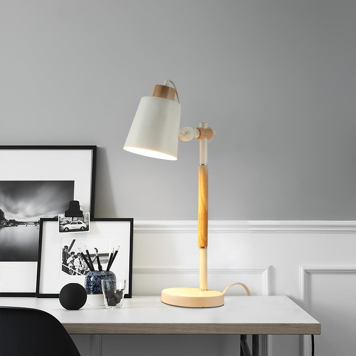 Desk lamp with adjustable shade
