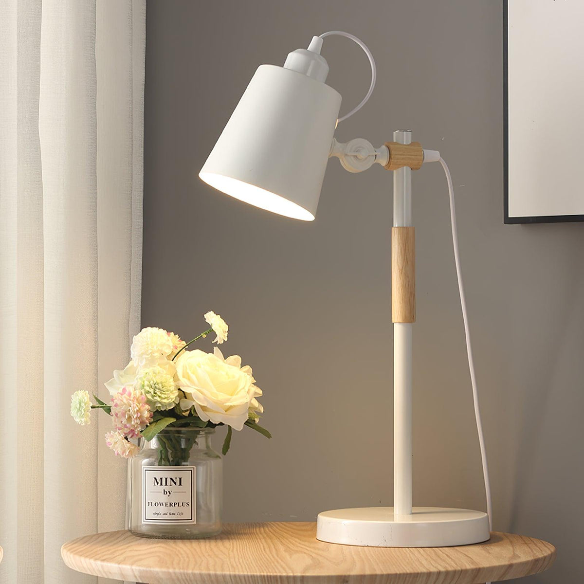 Desk lamp with adjustable shade