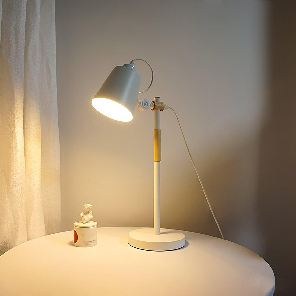 Desk lamp with adjustable shade