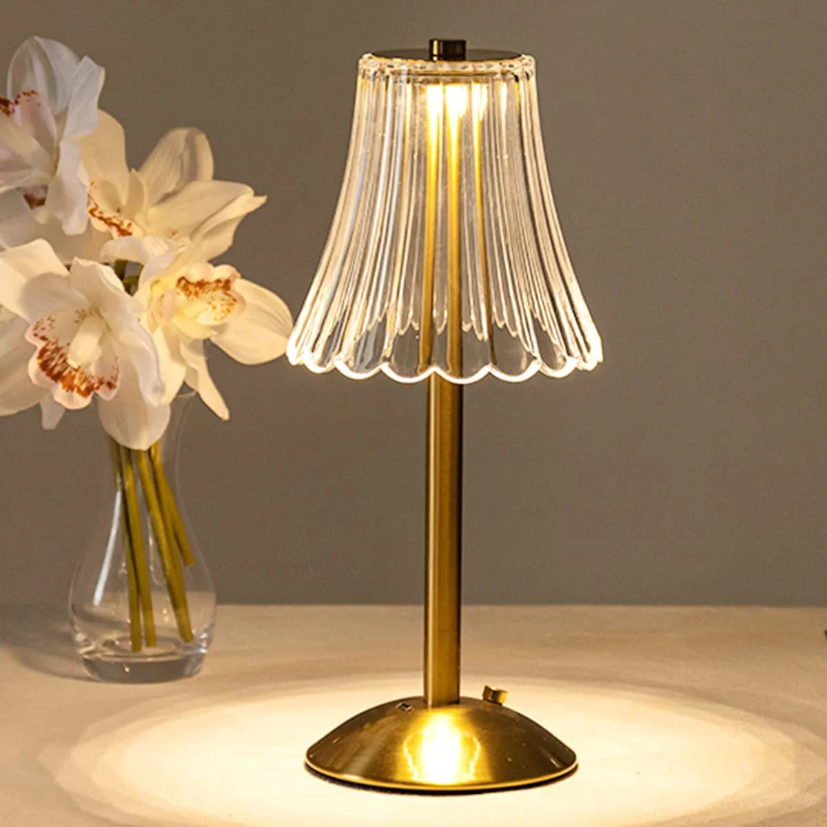 Lampka stołowa LED ryflowany klosz