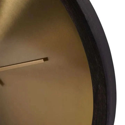 Horloge murale avec cadran en métal et cadre en bois