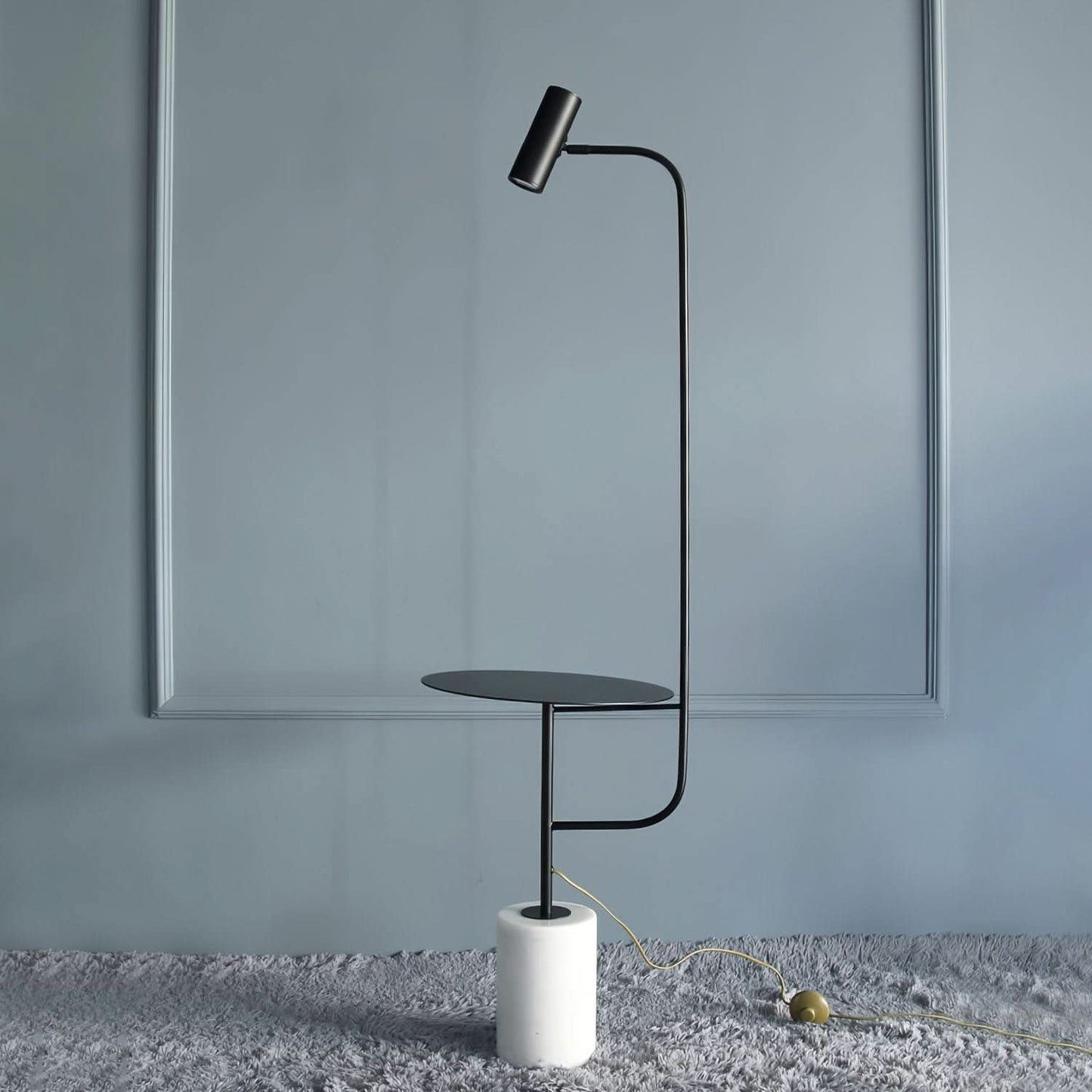 Lampa podłogowa ze stolikiem pomocniczym