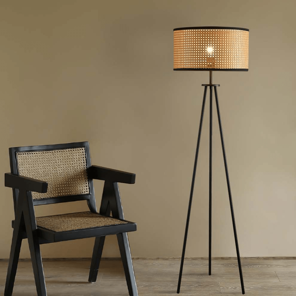 Lampa podłogowa na trójnogu z oprawą E27, zasilanie sieciowe, wysokość 150 cm