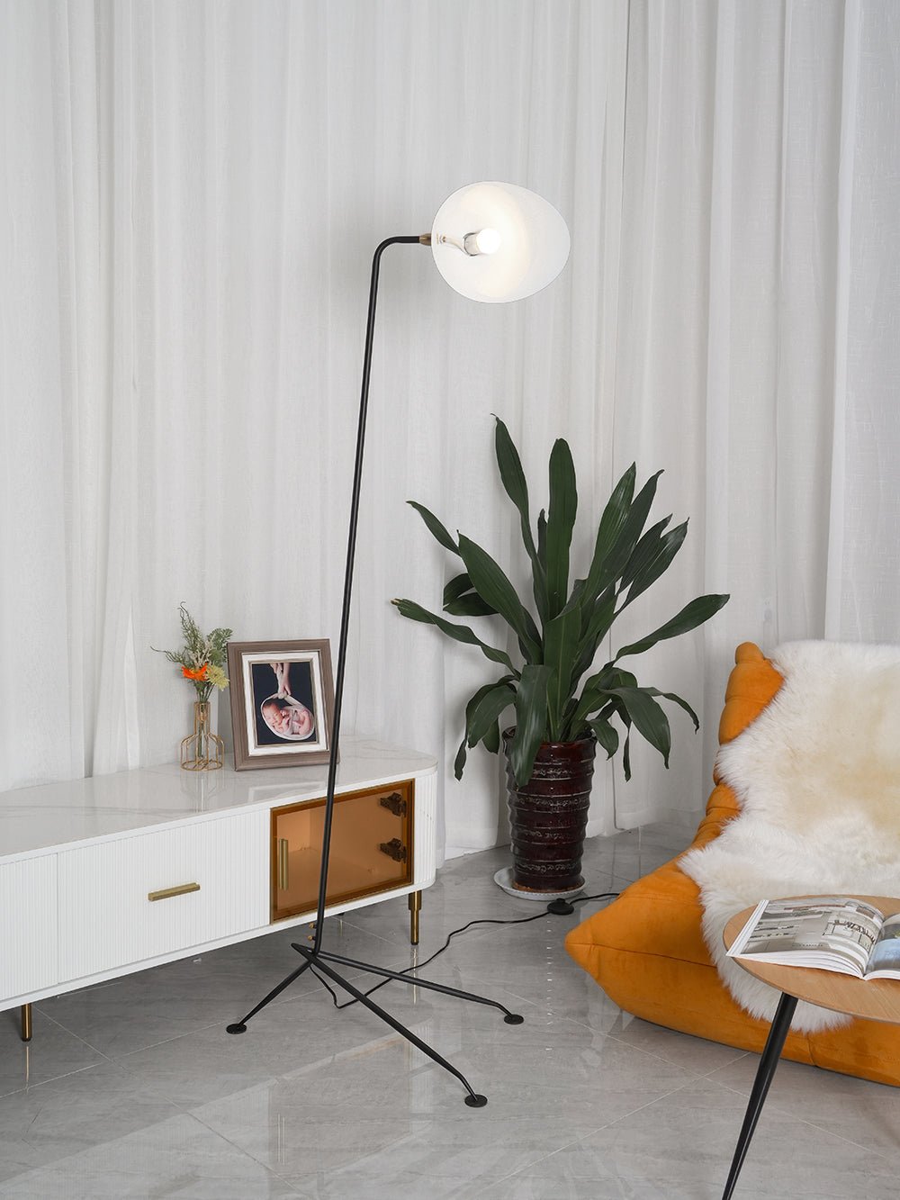 Lampa podłogowa z trzema regulowanymi ramionami i gwintem E27