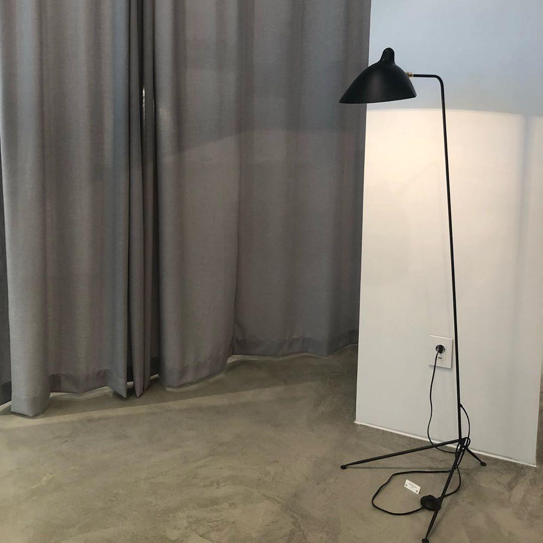 Lampa podłogowa z trzema regulowanymi ramionami i gwintem E27