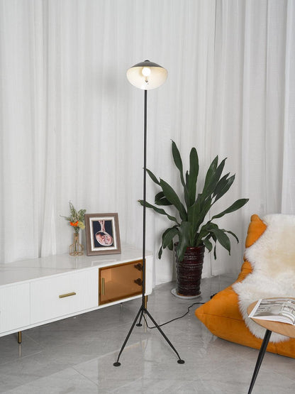 Lampa podłogowa z trzema regulowanymi ramionami i gwintem E27