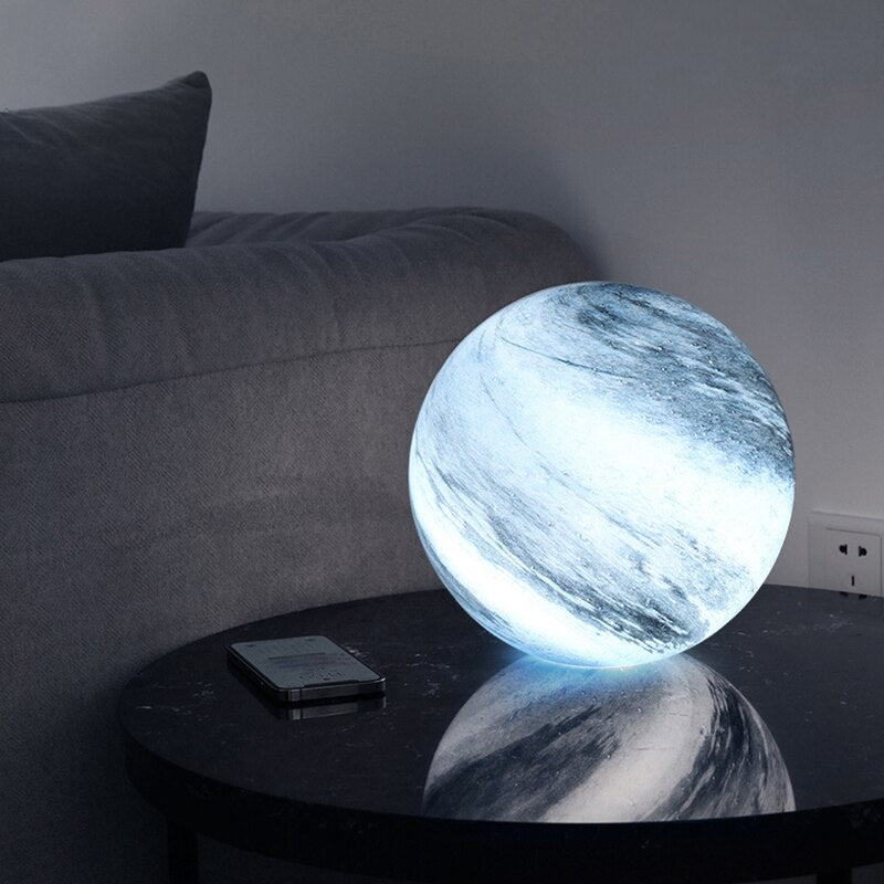 Skleněná LED lampička ve tvaru měsíce