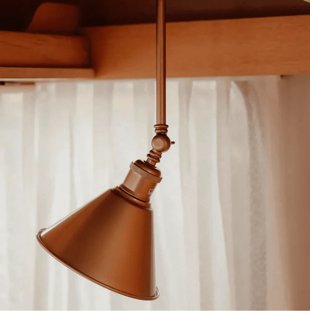 Kovová nástěnná lampa s pohyblivým ramenem