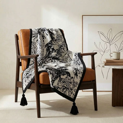 Couverture tricotée avec des fleurs et des oiseaux