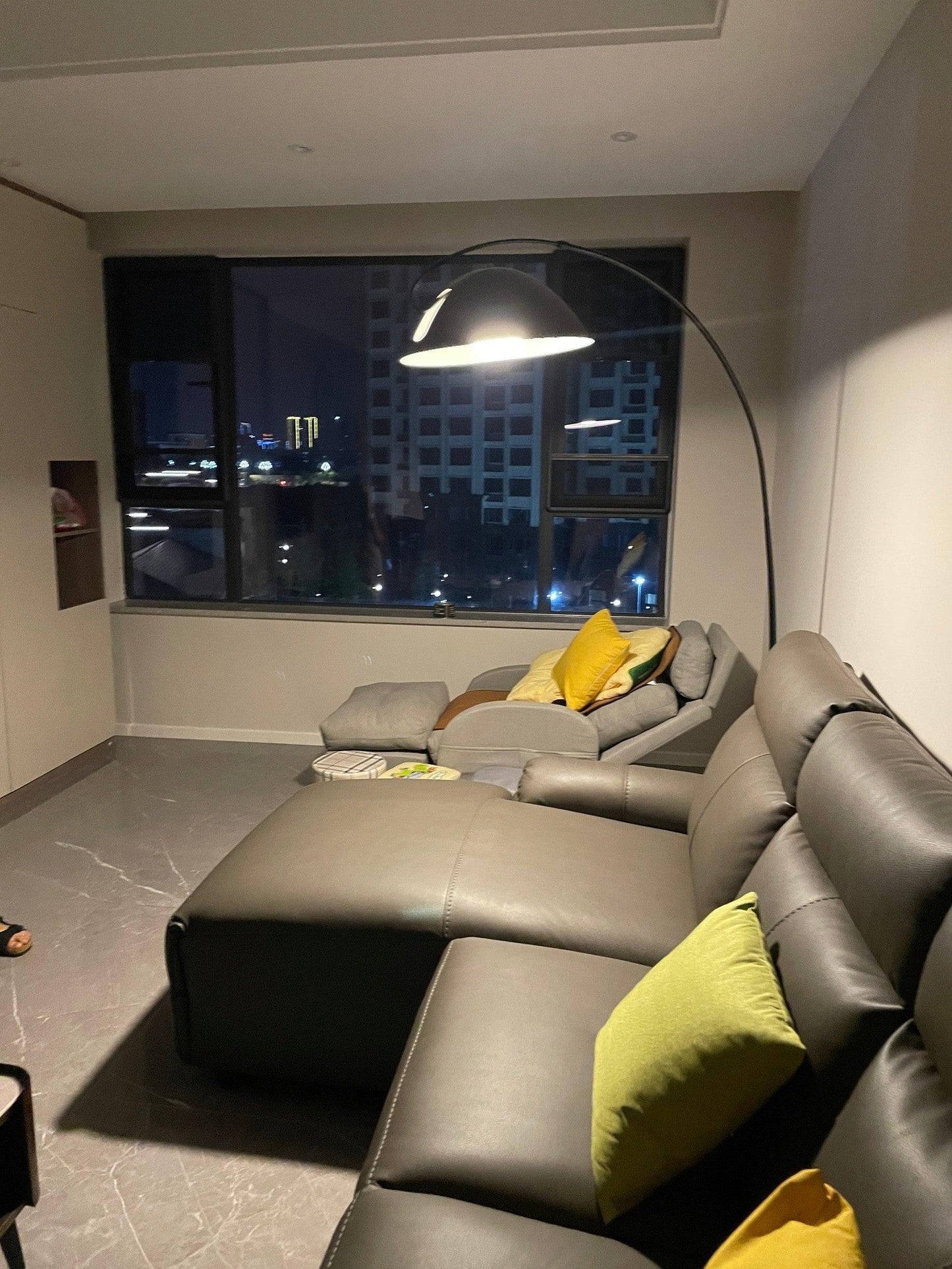 Lampa podłogowa łukowa E27 z regulowanym ramieniem, oświetlenie do wnętrz